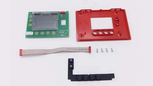 Remeha Display-Komponenten, einschließlich einer Platine mit Anzeigefeld, einer roten Abdeckung, einem Flachbandkabel, vier Schrauben und einer Tastenleiste.